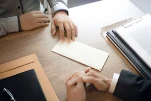 Ilustración sobre la comparación entre ERE y ERTE: empleados afectados por medidas laborales en una empresa.