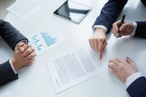 Abogada de familia asesorando a un progenitor sobre la pensión alimenticia en Ponferrada.