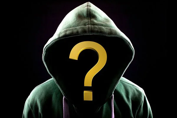 Ilustración de una persona suplantando la identidad de otra frente a un ordenador, representando el delito de suplantación de identidad.