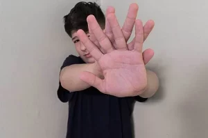 Abogada de familia asesorando a un tutor legal sobre sus responsabilidades en Ponferrada.